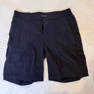 Athleta black pocket women hiking Shorts size 6